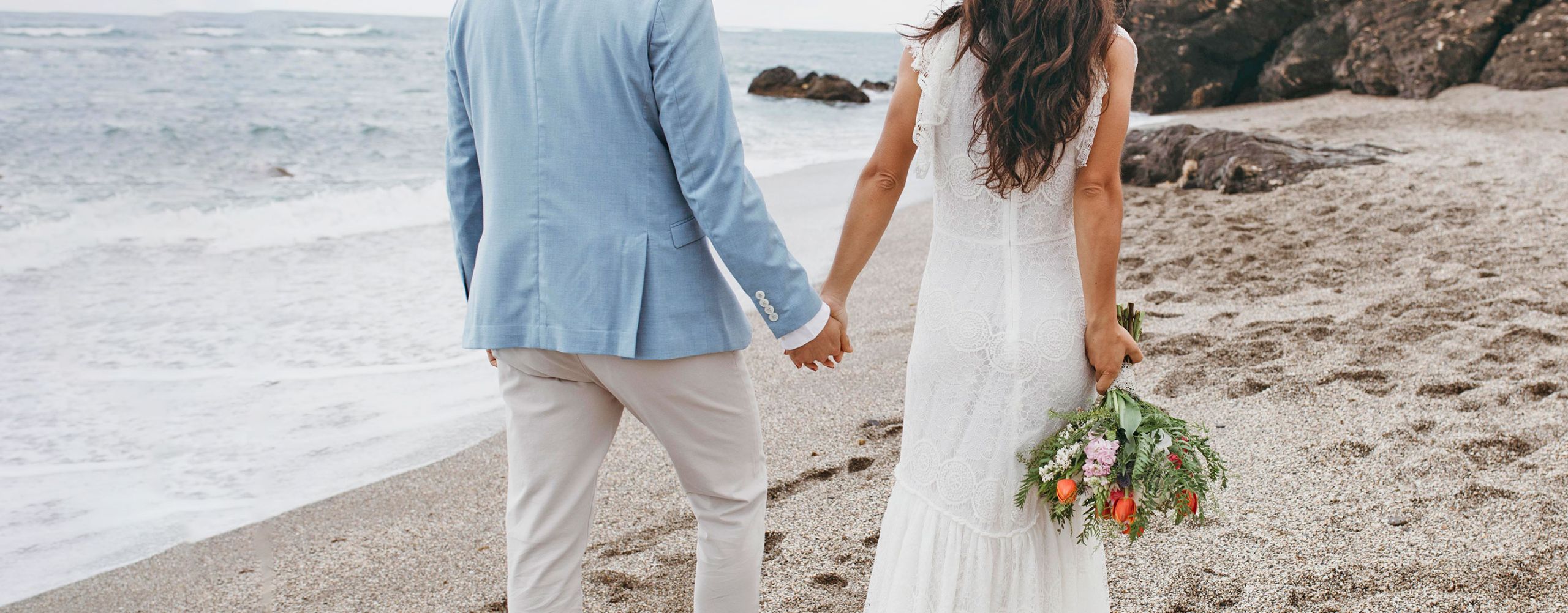 Una pareja durante una sesión de fotos de boda en una playa de Ibiza